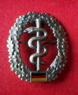 INSIGNE DE SPECIALITE ARMEE ALLEMANDE MEDICAL SANTE - Germany