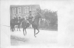 02 - SISSONNE- CARTE PHOTO - CAMP DE SISSONE- CAVALLIER MILITAIRE - Sissonne