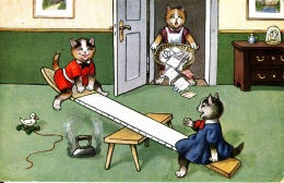 CP  ANIMAUX HABILLES - CHATS -TABLE A REPASSER SERVANT DE BALANCOIRE ECRITE EN 1988 - Dressed Animals