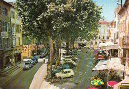 83 - Brignolles : La Place Du Carami - Voitures Dans La Ville - 2CV Citroën Fourgonnette, ... - CPM écrite - Brignoles