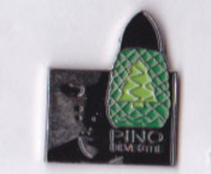 Delcampe - 2 Pin's Parfums, Pino Silvestre Et Retiens La Nuit Johnny Hallyday - Parfums