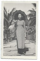Photographie Carte Postale /Jeune Vietnamienne  Avec Ombrelle / Papier Lumiére/Vers 1930 - 1950      PHOTN139 - Autres & Non Classés