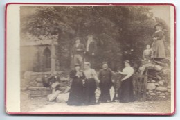 Photographie Ancienne /Groupe Posant Dans La Cour D'une Eglise/Promenade En Famille /vers 1880 - 1890   PHOTN159 - Old (before 1900)