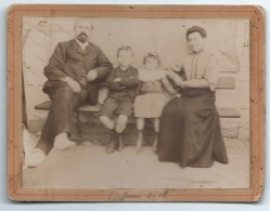 Photographie Ancienne /Photo De Famille Posant Dans La Cour//1905          PHOTN163 - Oud (voor 1900)