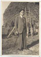 Photographie D'amateur /Grand-Pére Pose Devant La Meule De Foin //1942          PHOTN164 - Old (before 1900)