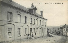 76 - CANY - LA GENDARMERIE - GENDARMES DANS LA RUE ET AUX FENÊTRES - CPA. - Cany Barville