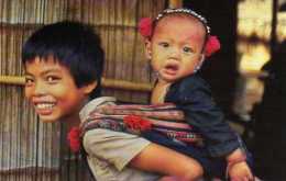 Sourires D'enfants Carte Double, Tchang Et Son Petit Frere LAOS, Photo Marie Richardier - Laos