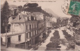 LOURDES (65 ) Pont . Boulevard De La Gare Et Le Château - Fort  (Affiche Pub Grottes Betharram ) - Lourdes