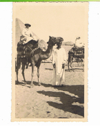 CPA-EGYPTE-PHOTO D'UN COUPLE D'EXPLORATEURS ET UN INDIGENE AU PIED D'UNE PYRAMIDE- - Piramiden