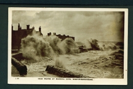 ENGLAND  -  Weston Super Mare  High Waves At Madeira Cove  Used Vintage Postcard As Scans - Weston-Super-Mare