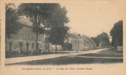 ( CPA 94 )  LA QUEUE EN BRIE /  La Rue De Paris ( Grande Route )  ( Défaut Coin Haut Droit ) - La Queue En Brie