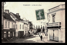 CPA ANCIENNE- PIQUIGNY (80)- LA RUE DE LA GARE EN GROS PLAN AVEC ANIMATION- COMMERCES- - Picquigny