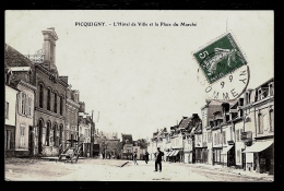 CPA ANCIENNE- PIQUIGNY (80)- HOTEL DE VILLE ET PLACE DU MARCHÉ AVEC ANIMATION- COMMERCES- MAIRIE- - Picquigny