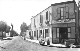 14- LUC-SUR-MER - HOTEL DE LA GARE  ET ROUTE DE LA DELIVRANDE - Luc Sur Mer