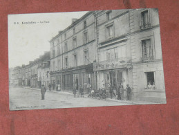 LENCLOITRE    1910   LA ¨PLACE AVEC COMMERCES    EDIT  CIRC OUI - Lencloitre