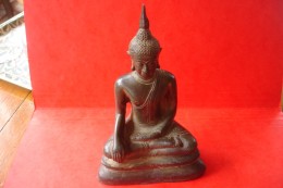 Statue Bouddah  Thailande Rapportée Dans Les Années 70.Bronze .H:17 Cms .Base 11,5x6,5 .Noyau Non Sorti Intégralement - Bronces