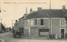 CESSON - Un Coin De La Place Verneau Et Café Louveau. - Cesson