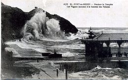 14 PORT-EN-BESSIN ++ Pendant La Tempête. Les Vagues Montent à La Hauteur Des Falaises ++ - Port-en-Bessin-Huppain