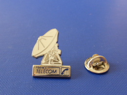 Pin's France Télécom - PTT - Antenne Parabolique - Parabole Satellite - Zamac (QD65) - France Telecom