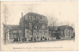 BRESSUIRE ( 79 - Deux Sèvres ) - L'Ecole Primaire Supérieure De Jeunes Filles ( Animée , Personnes , Rue ... ) - Bressuire