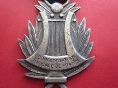 Médaille AG. Distinction Privée  Attribuée Par Confédération Musicale De France Qui Reconnaît Qualité Et Mérite Musicien - Varia