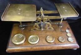 POSTAL SCALE (19thC) Brass On Hardwood Base With Ball Feet, Complete With Seven Weights To 4oz Marked Manufacturer WINDL - Autres & Non Classés