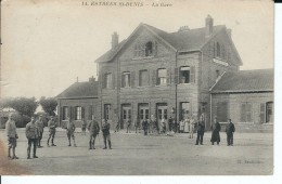 60 - ESTREES  St  DENIS - Vue Devant La Gare Très Animée  ( Militaires ) - Estrees Saint Denis