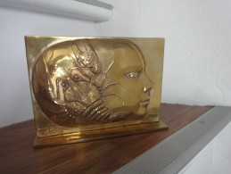 Bronze De Pierre-Yves Trémois Produit En 1988  Profil "Femme Crustacé" - Brons