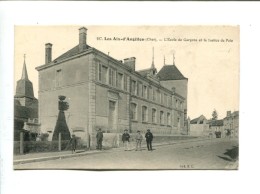 Cp - LES AIX D ANGILLON (18) L Ecole De Garcons Et La Justice De Paix - Les Aix-d'Angillon