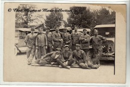 20 EME REGIMENT - VEHICULES AUTOS EN ARRIERE PLAN - CARTE PHOTO MILITAIRE - Regimente