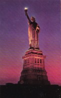 New York City Statue Of Liberty On Liberty Island At Night - Statue De La Liberté