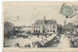 86   Neuville De Poitou  L'Hôtel De  Ville Et La Place Du Marché - Neuville En Poitou