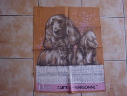 NARBONNE - CALENDRIER PUBLICITAIRE EN COTON  - CHIENS  - SIGNE - 1979 - Grand Format : 1971-80