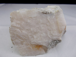 Delcampe - CALCITE BLANCHE (réagit Aux UV En Rose Saumon) 8 X 6,5 CM LAMOTHE - Minerals