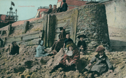 GB CLACTON ON SEA / Children Sitting On The Sand / CARTE COULEUR - Clacton On Sea