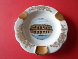 Delcampe - CENDRIER  EN PORCELAINE DE LIMOGES NOTE NIMES LES ARENES - Porzellan