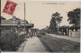 CPA Hauts De Seine Courbevoie Circulé La Gare Train - Courbevoie