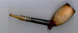 Jolie PIPE EN TERRE Avec EMBOUT En AMBRE Et Serti D'une Bague En Métal - Pipes En Terre Et Porcelaine