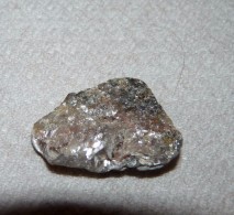 N°3 / PIERRE ARGENTE BRILLANTE 3 X 2.2 X 0.5 Cm Environ 5 Grammes - Minéraux