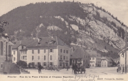 Fleurier - Rue De La Place D'Armes Et Chapeau Napoléon Mit Pferdefuhrwerk - Fleurier