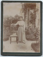 Photographie  Montée Sur Carton/Jeune Femme Debout , Accoudée à Une Chaise De Style Dans Un Jardin/ Vers 1880-90 PHOT174 - Cyclisme