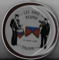 Assiette Les Amis Réunis 71 Digoin - Plates