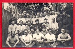 Carte-photo. Camp De Prisonniers En Allemagne.  Soldats Différents Régiments. - Weltkrieg 1914-18