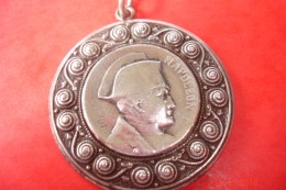 Médaillon Argent Effigie Napoléon 1 Er Duia 4,7 Cms .poids 17 Grs Signé LCR Entrelacé, - Zilverwerk