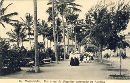 ANGOLA, MOSSAMEDES, Um Grupo De Elegantes Passeando Na Avenida, 2 Scans - Angola
