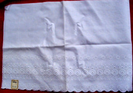 Mercerie ANCIENNE  Broderie Anglaise 34 Cm X 200 Cm Avec Son étiquette D'origine - Laces & Cloth