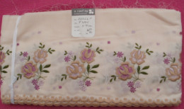 Coupon De 920 Cm X 15 Cm BRODERIE ANGLAISE Bouquets De Roses Textile NAEF - Dentelles Et Tissus