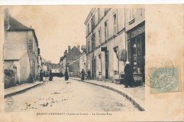 CPA 37 LE GRAND PRESSIGNY La Grande Rue Animée - Le Grand-Pressigny