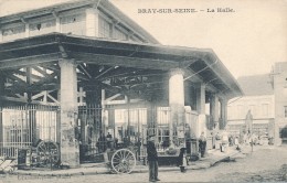 CPA 77 BRAY SUR SEINE La Halle Animée - Bray Sur Seine