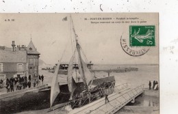 PORT-EN-BESSIN PENDANT LA TEMPETE BARQUE RECEVANT UN COUP DE MER DANS LA PASSE - Port-en-Bessin-Huppain